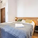 Elegant Very Berry In Center By Renters * Πόζναν