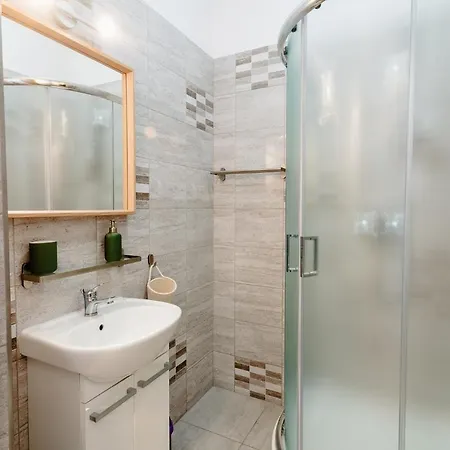 Apartment Elegant Very Berry In Center By Renters Poznan