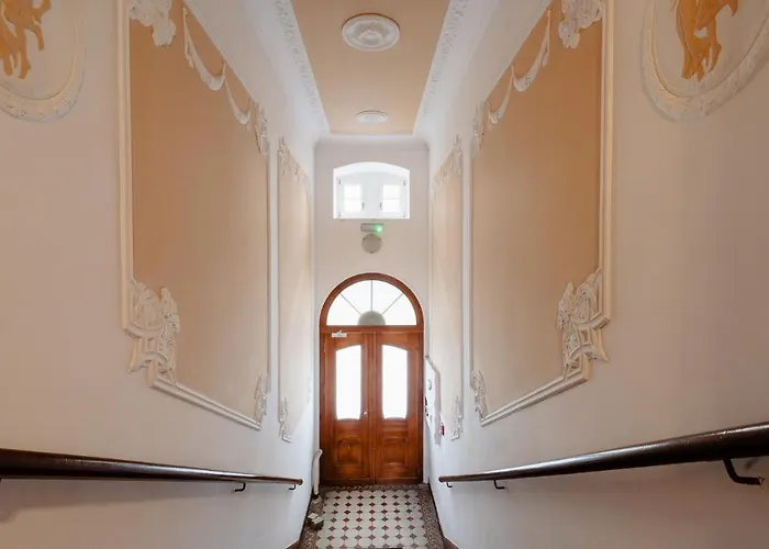 Elegant Very Berry In Center By Renters Apartment *