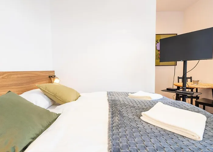 Apartment Elegant Very Berry In Center By Renters Poznan