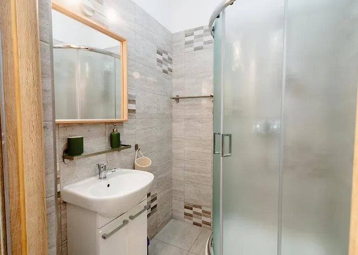 Apartment Elegant Very Berry In Center By Renters Poznan